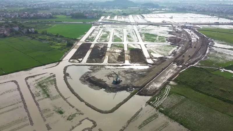 Công trường King Park tháng 9/2026 nhìn từ flycam, nền đường nội khu đang san lấp